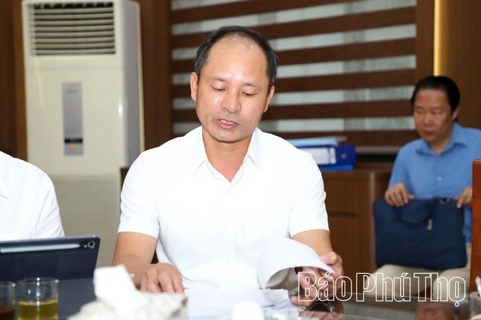 Đại diện lãnh đạo Công ty TNHH Xây dựng - Dịch vụ Vĩnh Thịnh báo cáo giải trình về những vướng mắc của dự án.