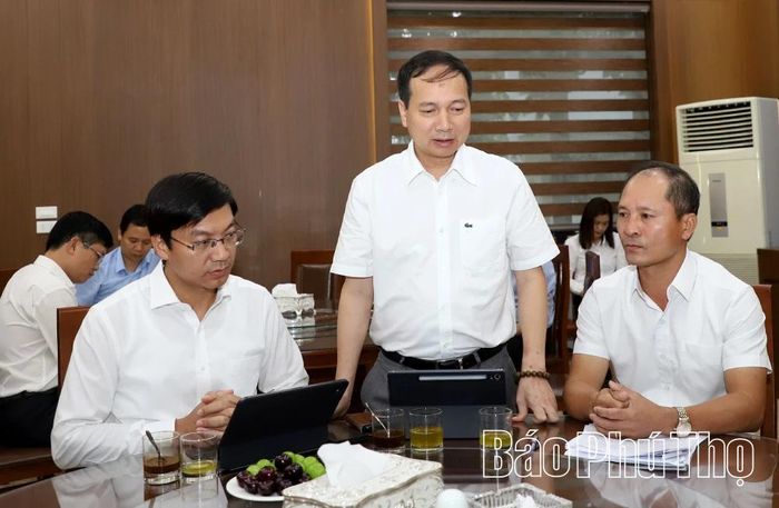 Lãnh đạo các sở, ngành chức năng tham gia đóng góp ý kiến, làm rõ các thủ tục pháp lý liên quan.
