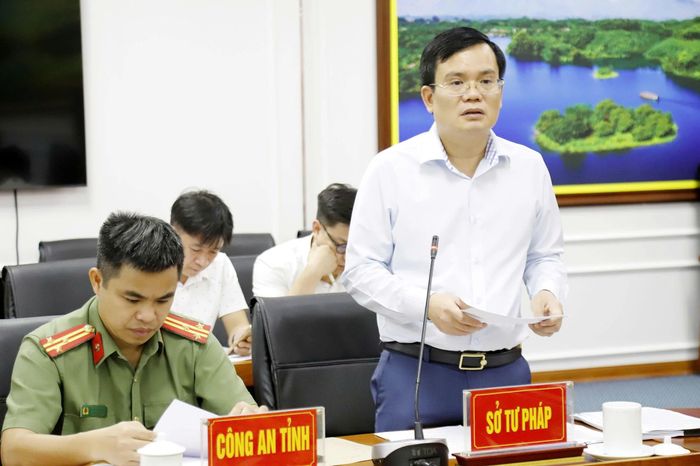 Lãnh đạo Sở Tư pháp báo cáo kết quả rà soát văn bản quy phạm pháp luật.