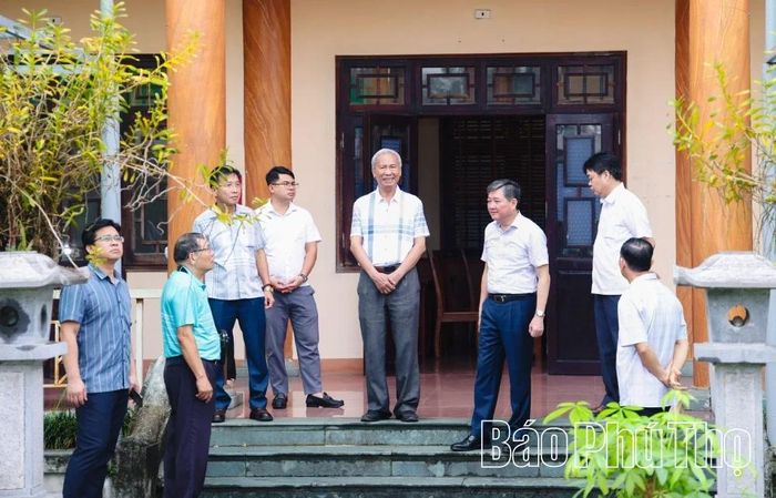 Đoàn khảo sát tại địa điểm dự kiến tổ chức Hội thảo “Chủ tịch Hồ Chí Minh với Khu Di tích lịch sử quốc gia đặc biệt Đền Hùng”.