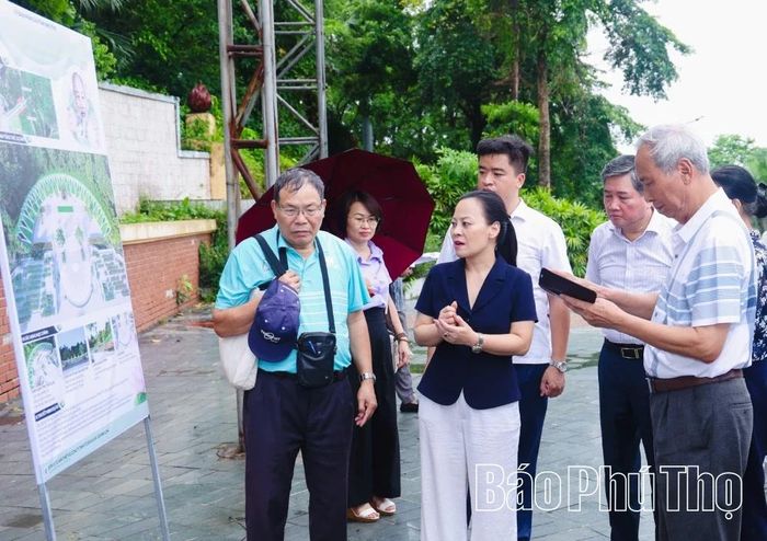 Các đại biểu tập trung khảo sát những địa điểm gắn với Chủ tịch Hồ Chí Minh trong Khu Di tích lịch sử quốc gia đặc biệt Đền Hùng.