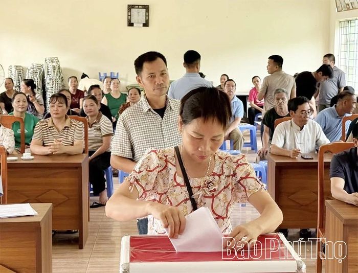 Cử tri xã Nật Sơn bỏ phiếu đóng góp ý kiến về việc sáp nhập thôn, tổ dân phố.