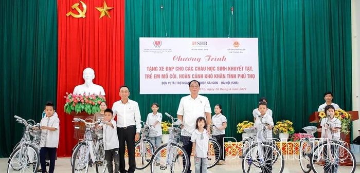 Lãnh đạo xã Thung Nai và đại diện Hội Bảo trợ người khuyết tật và trẻ mồ côi tỉnh Phú Thọ trao tặng xe đạp cho các em học sinh.