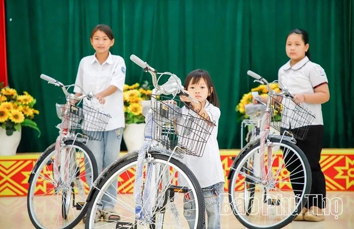 Những chiếc xe đạp được trao tặng mang lại niềm vui cho các em học sinh có hoàn cảnh khó khăn tại xã Thung Nai.