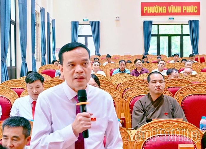 Các đại biểu chất vấn tại kỳ họp.