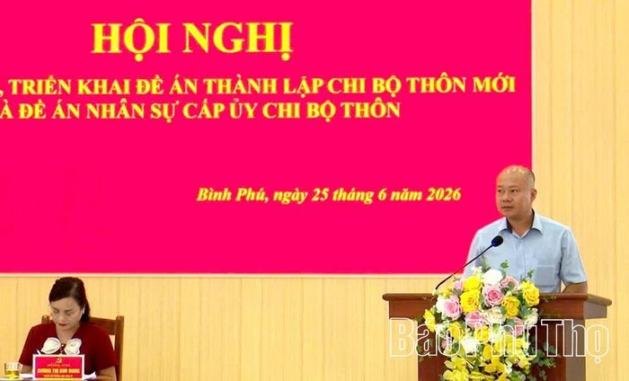 Đồng chí Nguyễn Hồng Phong - Bí thư Đảng ủy, Chủ tịch HĐND xã Bình Phú phát biểu tại hội nghị.