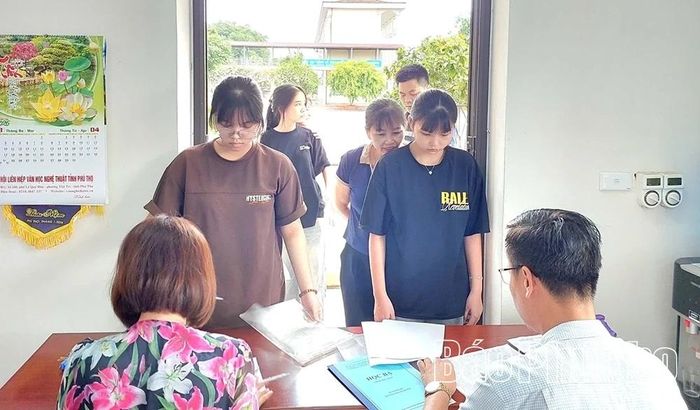 Học sinh đến nộp hồ sơ vào Trường THPT Hạ Hòa (xã Hạ Hòa).