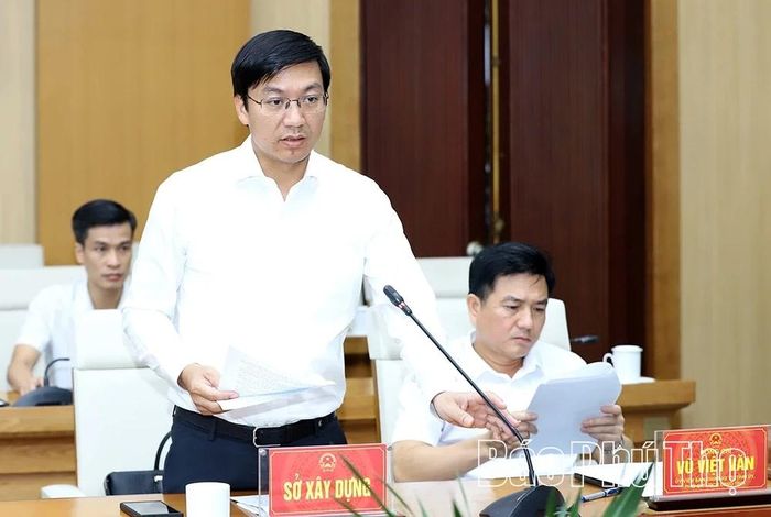 Giám đốc Sở Xây dựng Nguyễn Xuân Qang báo cáo tại hội nghị.