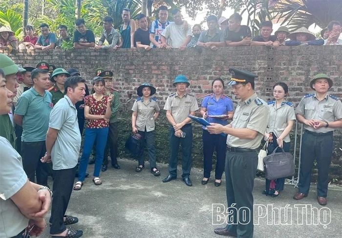 Phòng Thi hành án dân sự Khu vực 11 phối hợp với Viện Kiểm sát khu vực tổ chức cưỡng chế thi hành án dân sự tại thôn Phan Dư, xã Sơn Đông.