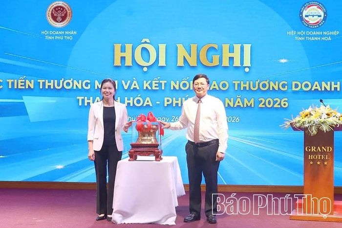 Đại diện lãnh đạo tỉnh Thanh Hóa tặng quà lưu niệm lãnh đạo tỉnh Phú Thọ.