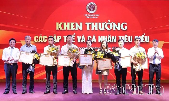 Các tập thể cá nhân tiêu biểu của Hội Doanh nhân hai tỉnh nhận bằng khen của Liên đoàn Thương mại và Công nghiệp Việt Nam, Hiệp hội DN nhỏ và vừa Việt Nam.