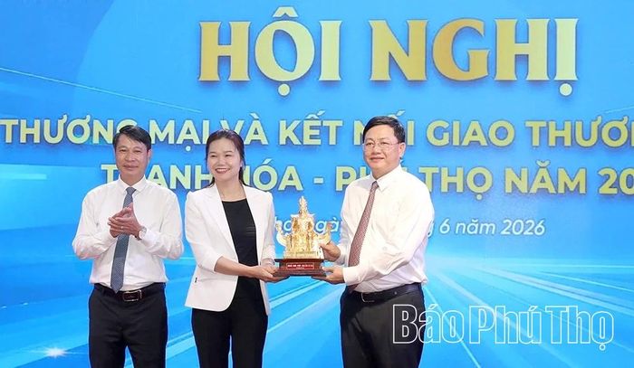 Các đồng chí: Phó Bí thư Tỉnh ủy, Chủ tịch Ủy ban MTTQ tỉnh Bùi Thị Minh và Phó Chủ tịch UBND tỉnh Nguyễn Khắc Hiếu tặng quà lưu niệm lãnh đạo tỉnh Thanh Hóa.