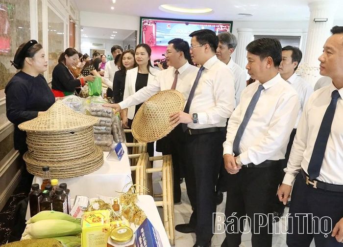 Các đại biểu tham quan gian hàng trưng bày sản phẩm.