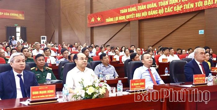 Các đại biểu dự buổi lễ.