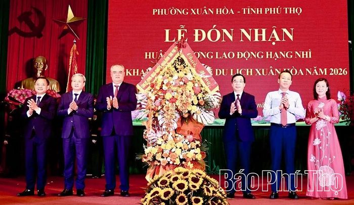 Đồng chí Phó Bí thư Tỉnh ủy Bùi Huy Vĩnh và Phó Chủ tịch Thường trực HĐND tỉnh Nguyễn Trung Kiên tặng hoa chúc mừng Đảng bộ, chính quyền và Nhân dân phường Xuân Hòa.