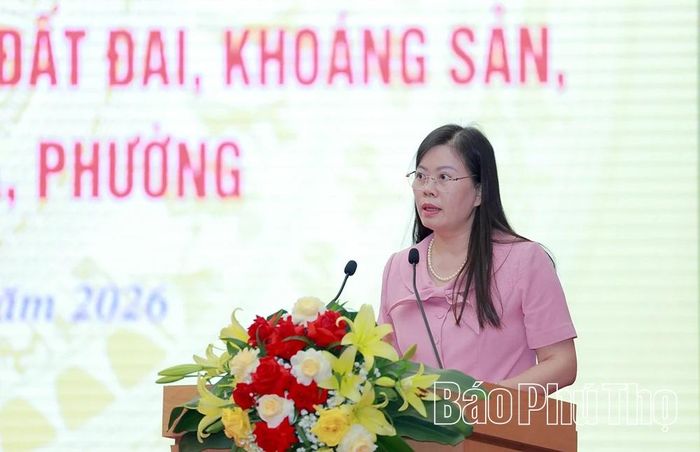 Giám đốc Sở Tài chính Vương Thị Bẩy báo cáo một số nội dung quan trọng tại hội nghị.