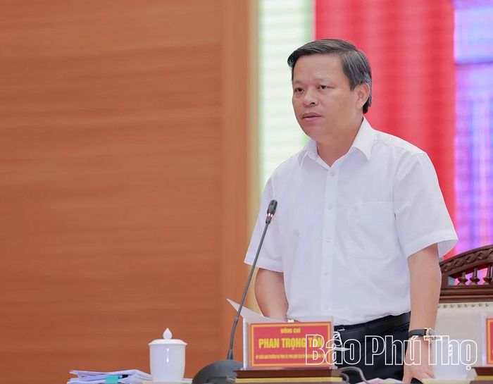 Đồng chí Phó Chủ tịch UBND tỉnh Phan Trọng Tấn điều hành nội dung thảo luận tại hội nghị.