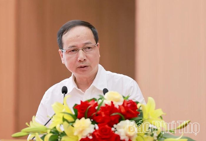 Giám đốc Sở Nông nghiệp và Môi trường Nguyễn Huy Nhuận báo cáo một số nội dung quan trọng tại hội nghị.