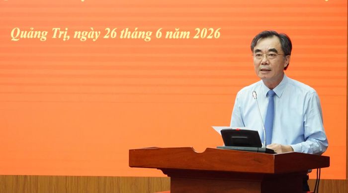 Đồng chí Nguyễn Lương Bình, Trưởng ban Tổ chức Tỉnh ủy công bố các quyết định của Ban Thường vụ Tỉnh ủy - Ảnh: Q.V