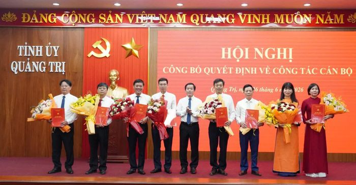 Đồng chí Nguyễn Văn Phương, Bí thư Tỉnh ủy trao quyết định và tặng hoa chúc mừng các đồng chí cán bộ - Ảnh: Q.V