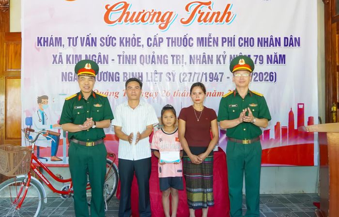 Đoàn Kinh tế-Quốc phòng 79 trao tặng kinh phí, hiện vật cho em Hồ Thị Phương Thảo - Ảnh: N.H