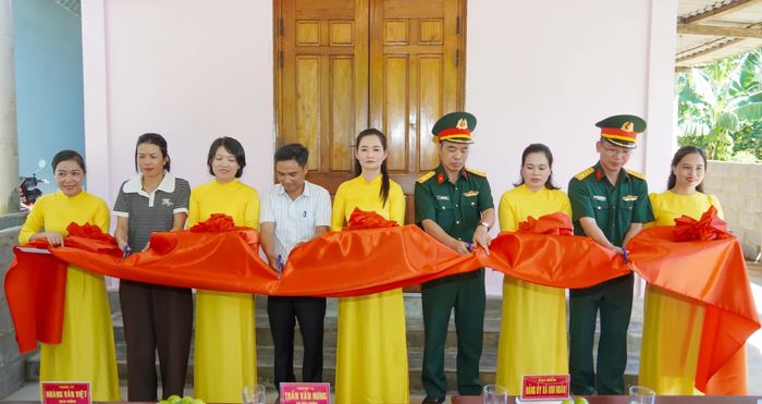 Các đại biểu cắt băng khánh thành "Nhà đồng đội " - Ảnh: N.H