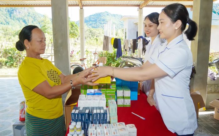 Cấp thuốc miễn phí cho Nhân dân cụm Còi, bản Còi Đá - Ảnh: N.H