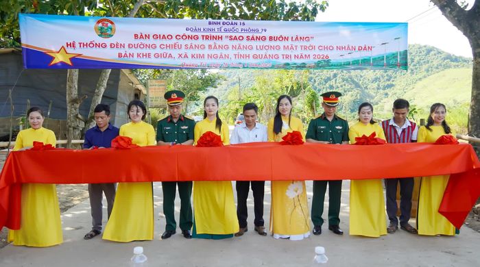 Các đại biểu cắt băng bàn giao công trình “Sao sáng buôn làng” tại bản Khe Giữa - Ảnh: N.H