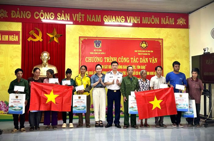 Bộ Tư lệnh Vùng Cảnh sát biển 2 tặng quà cho đồng bào xã Kim Ngân - Ảnh: Mai Linh