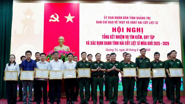 Trao bằng khen của Chủ tịch UBND tỉnh cho các tập thể có thành tích xuất sắc trong công tác tìm kiếm, quy tập và xác định danh tính hài cốt liệt sĩ mùa khô 2025-2026 - Ảnh: N.L