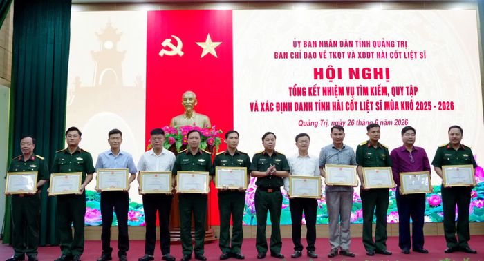 Trao bằng khen của Chủ tịch UBND tỉnh cho các tập thể có thành tích xuất sắc trong công tác tìm kiếm, quy tập và xác định danh tính hài cốt liệt sĩ mùa khô 2025-2026 - Ảnh: N.L