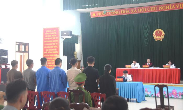 Các bị cáo nghe tòa tuyên án - Ảnh: Đ.V