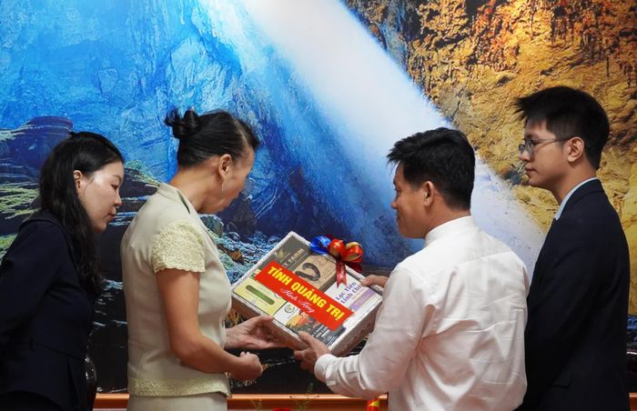 Đồng chí Lê Văn Bảo, Phó Chủ tịch UBND tỉnh giới thiệu các sản phẩm OCOP tiêu biểu của tỉnh Quảng Trị với bà Đổng Bích Du, Tổng Lãnh sự nước Cộng hòa nhân dân Trung Hoa tại Đà Nẵng - Ảnh: X.P