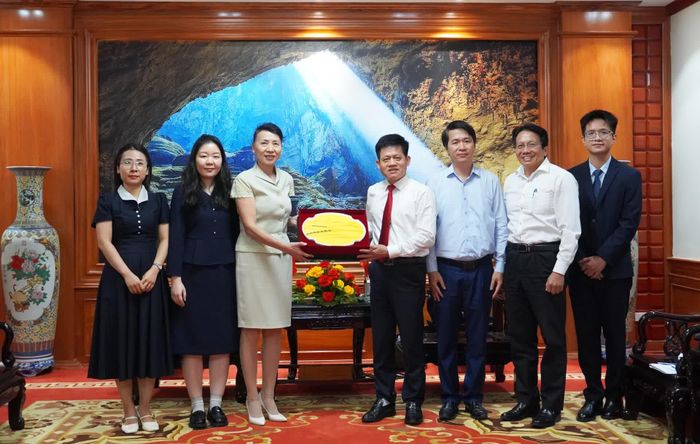 Tổng Lãnh sự nước Cộng hòa nhân dân Trung Hoa tại Đà Nẵng tặng quà lưu niệm UBND tỉnh Quảng Trị - Ảnh: X.P