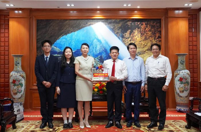 Đồng chí Lê Văn Bảo, Phó Chủ tịch UBND tỉnh tặng quà lưu niệm Tổng Lãnh sự nước Cộng hòa nhân dân Trung Hoa tại Đà Nẵng - Ảnh: X.P