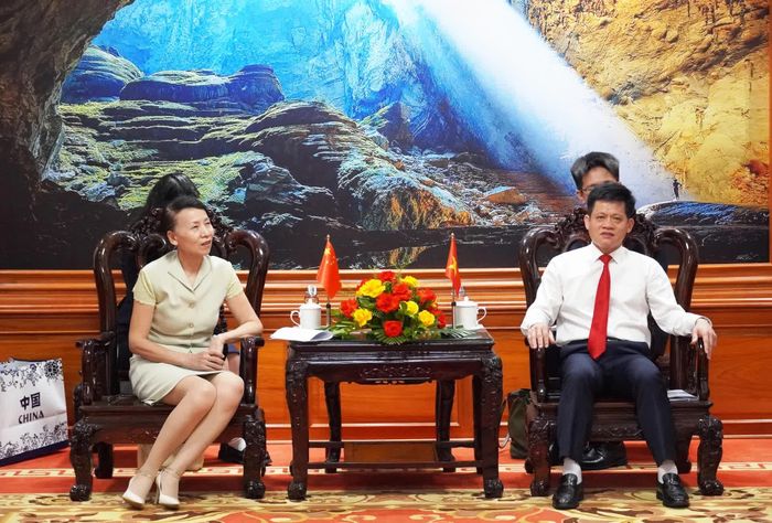 Đồng chí Lê Văn Bảo, Phó Chủ tịch UBND tỉnh tiếp xã giao bà Đổng Bích Du, Tổng Lãnh sự nước Cộng hòa nhân dân Trung Hoa tại Đà Nẵng - Ảnh: X.P