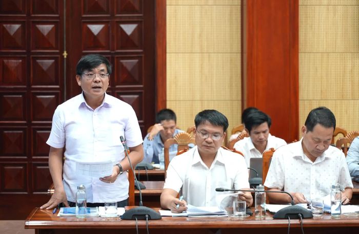 Đại diện lãnh đạo Trung tâm Xúc tiến Đầu tư, Thương mại và Du lịch tỉnh, báo cáo công tác chuẩn bị hội nghị công bố quyết định điều chỉnh quy hoạch và xúc tiến đầu tư - Ảnh: T.Đ