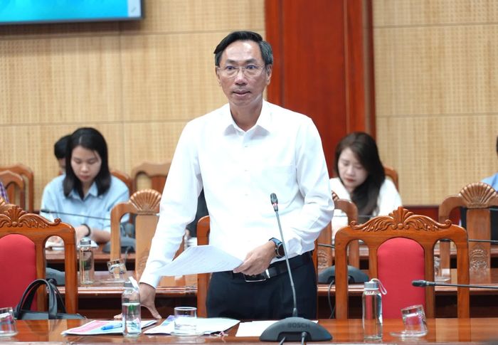 Đại diện lãnh đạo Sở Văn hóa, Thể thao và Du lịch báo cáo công tác chuẩn bị chương trình khai mạc Lễ hội Vì Hòa bình - Ảnh: T.Đ