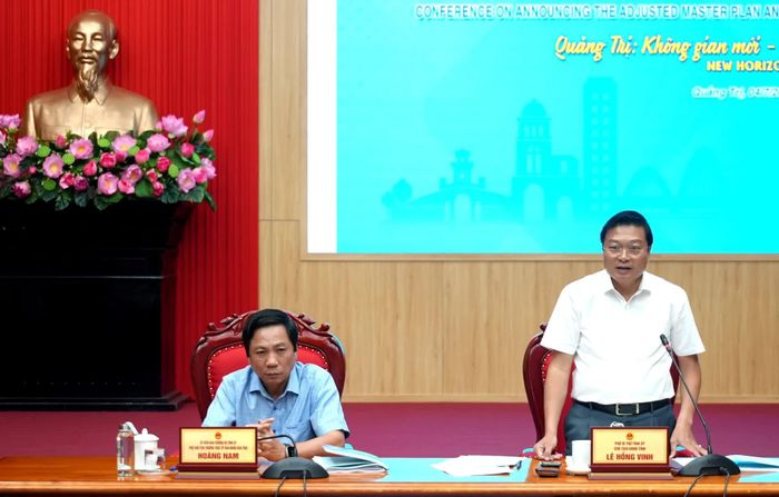 Đồng chí Lê Hồng Vinh, Chủ tịch UBND tỉnh và đồng chí Hoàng Nam, Phó Chủ tịch Thường trực UBND tỉnh chủ trì cuộc họp - Ảnh: T.Đ