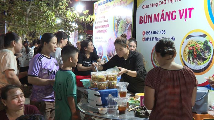 Đông đảo người dân, du khách tham gia không gian ẩm thực - Ảnh: P.Đ