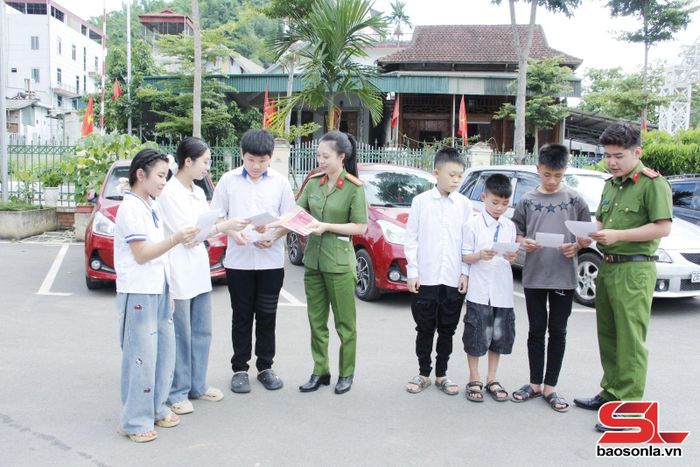 Cán bộ Công an phường Chiềng Cơi phát tờ rơi tuyên truyền tác hại ma túy cho thanh thiếu niên.