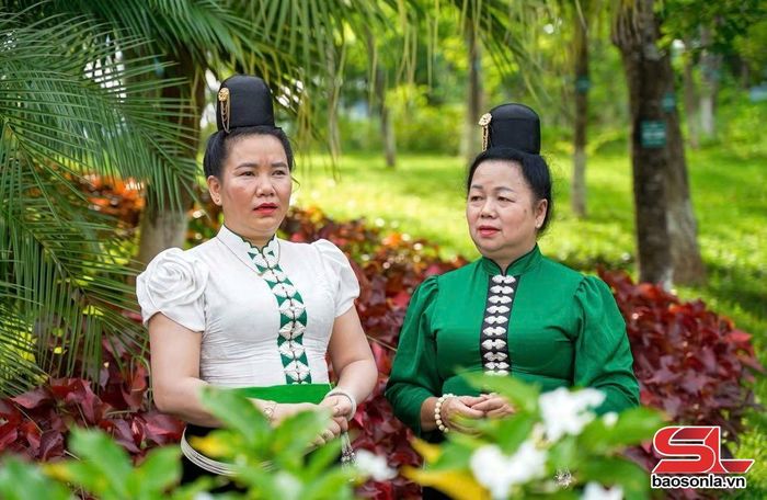 Bà Cà Thị Hoan (bên phải) giao lưu khắp Thái với người dân.