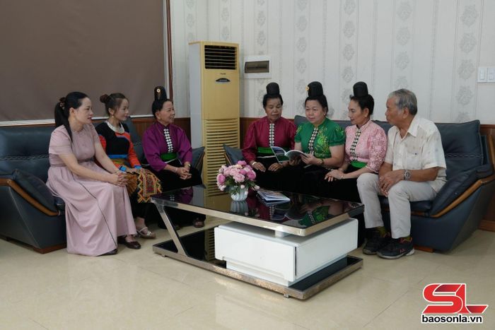 Bà Cà Thị Hoan (thứ 3 từ phải sang) trao đổi kinh nghiệm sáng tác, dịch thơ song ngữ với những người yêu văn học, nghệ thuật trên địa bàn tỉnh.