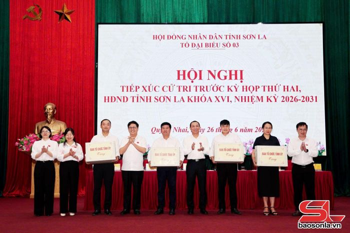 Tổ đại biểu số 3 HĐND tỉnh tặng quà cho Đảng ủy 4 xã khu vực Quỳnh Nhai
