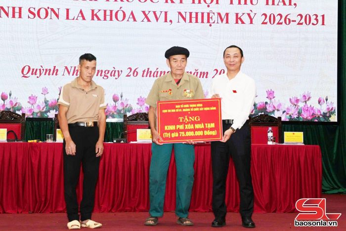 Đồng chí Nguyễn Đức Thành chuyển trao kinh phí hỗ trợ xóa nhà tạm cho thương binh Bạc Cầm Sinh.