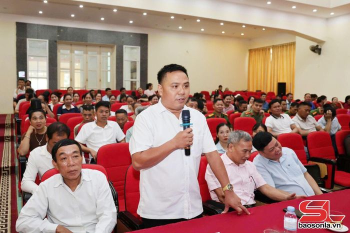 Cử tri tiểu khu 4, xã Quỳnh Nhai kiến nghị tại Hội nghị.