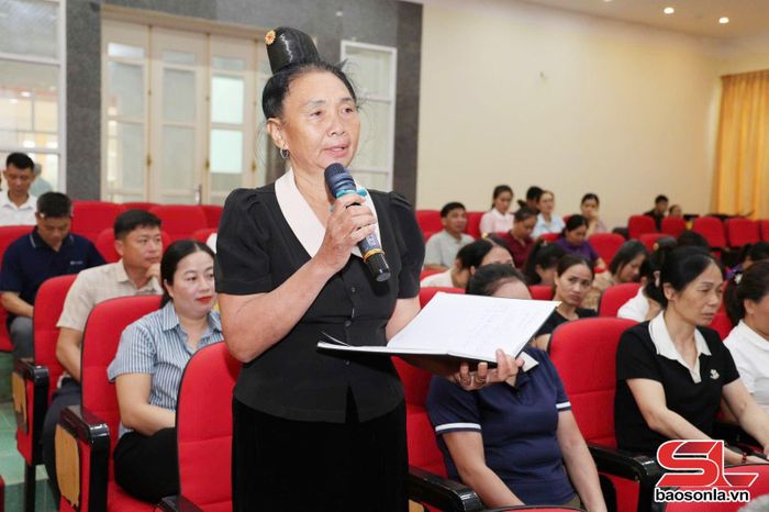 Cử tri bản Lốm Lầu, xã Quỳnh Nhai kiến nghị tại Hội nghị.