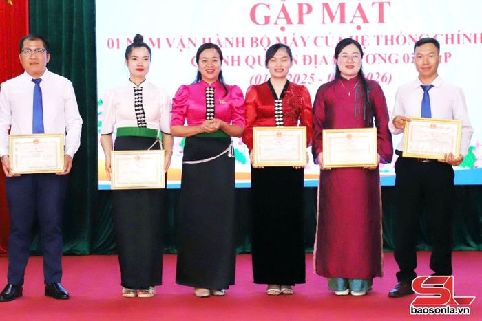 Lãnh đạo UBND xã Chiềng Sơ trao giấy khen cho các cá nhân.