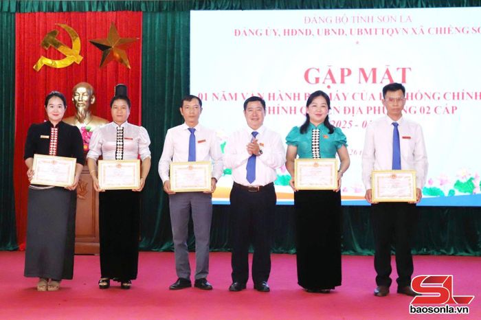 Đồng chí Bí thư Đảng ủy xã Chiềng Sơ trao giấy khen cho các cá nhân.