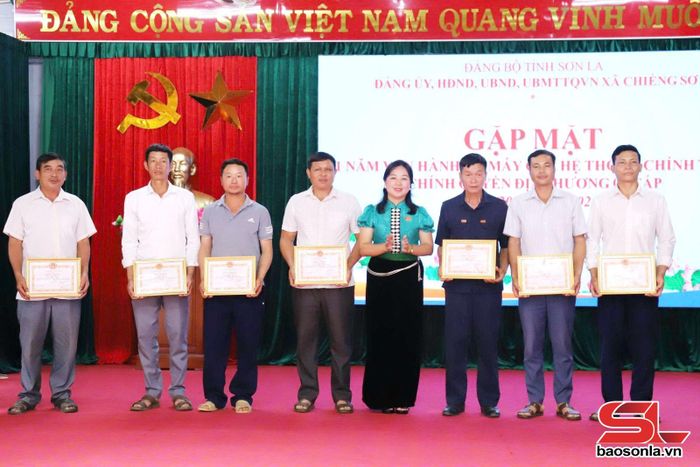Lãnh đạo Đảng ủy xã Chiềng Sơ trao giấy khen cho các cá nhân.